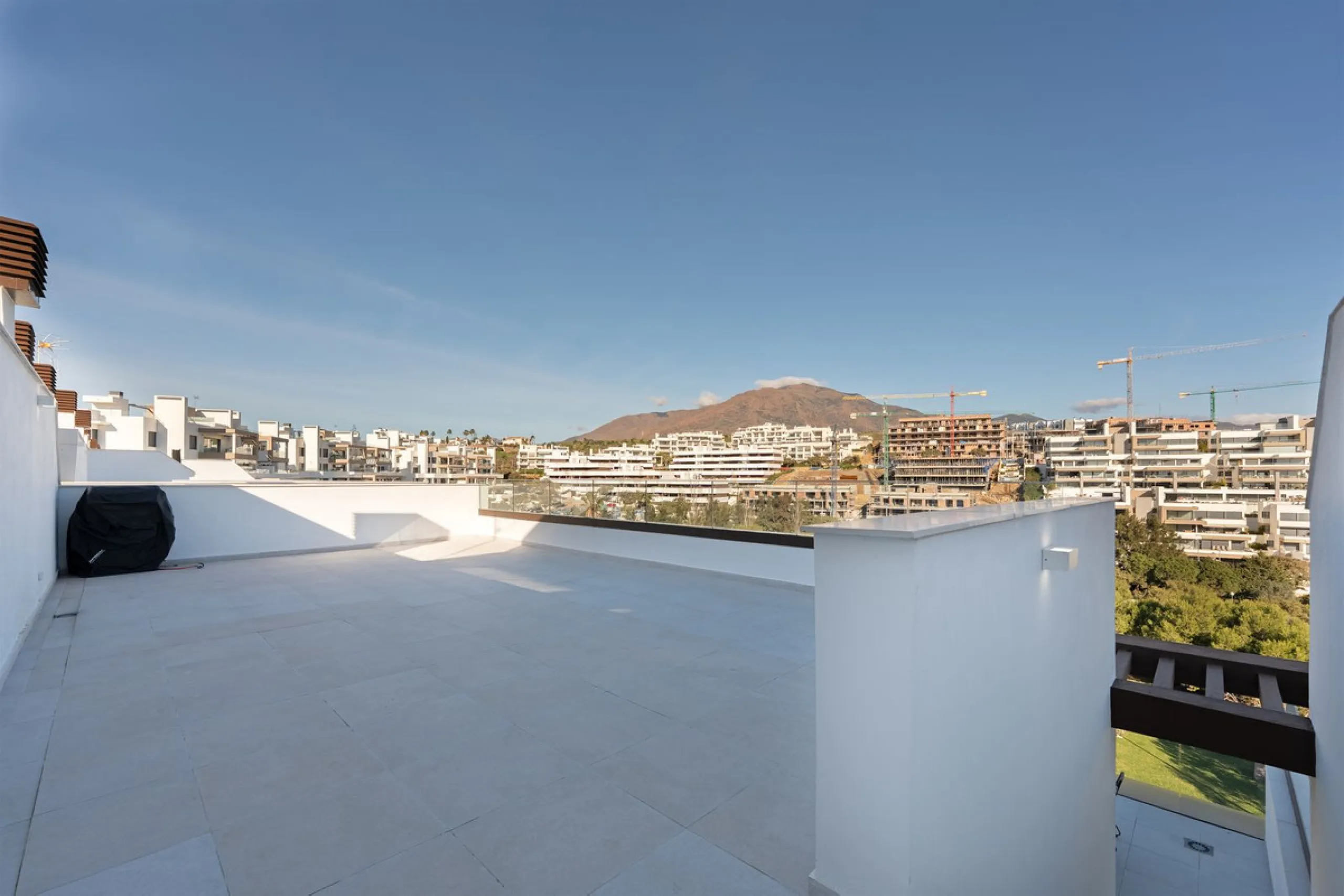 Discover this magnificent newly built apartment, located in the prestigious Las Mesas area of Estepona. Designed to combine comfort, modernity, and a privileged lifestyle, this property is ideal for those looking to enjoy the best of Estepona and the Cost