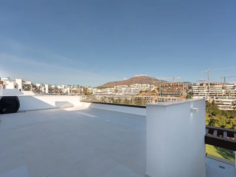 Discover this magnificent newly built apartment, located in the prestigious Las Mesas area of Estepona. Designed to combine comfort, modernity, and a privileged lifestyle, this property is ideal for those looking to enjoy the best of Estepona and the Cost