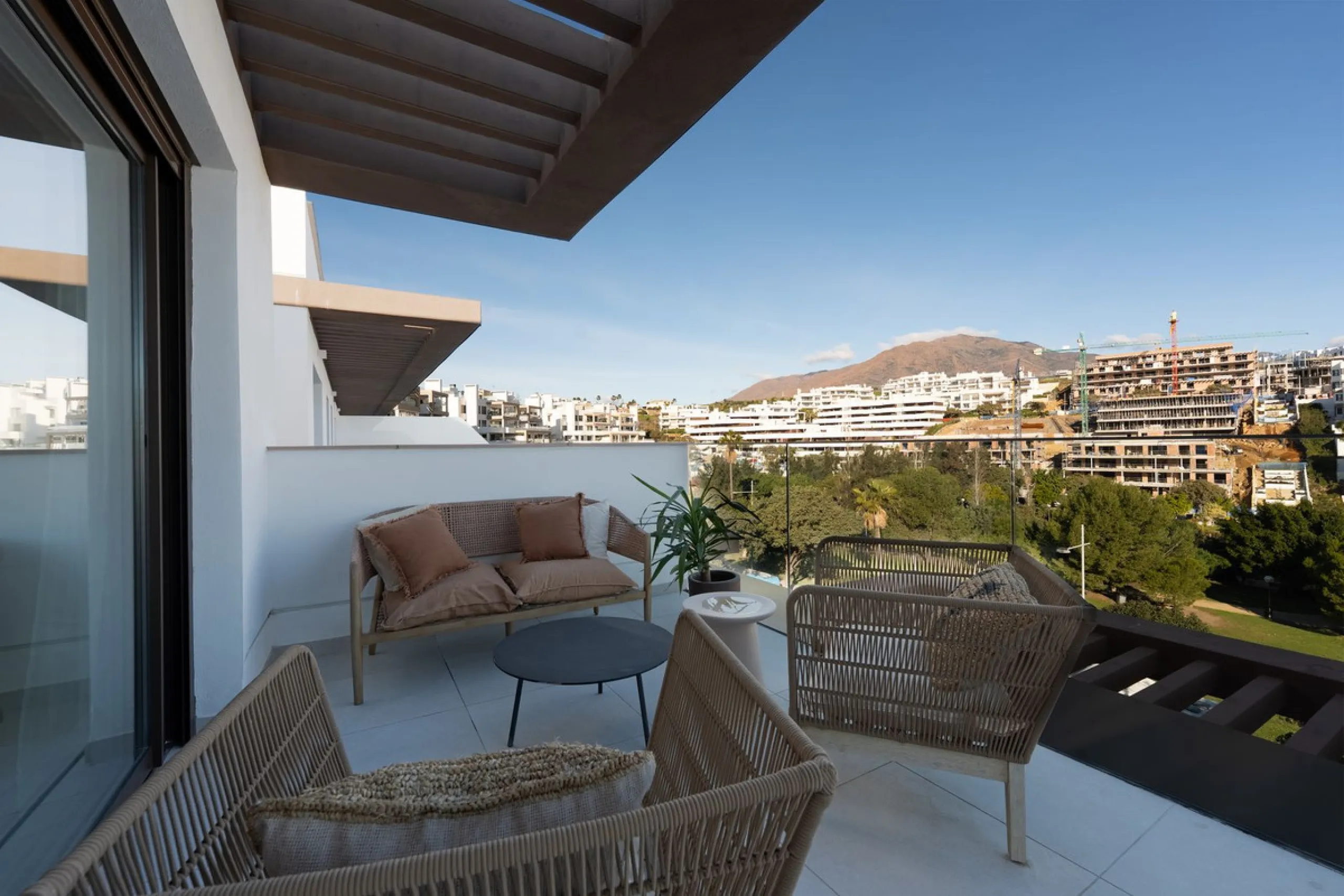 Discover this magnificent newly built apartment, located in the prestigious Las Mesas area of Estepona. Designed to combine comfort, modernity, and a privileged lifestyle, this property is ideal for those looking to enjoy the best of Estepona and the Cost