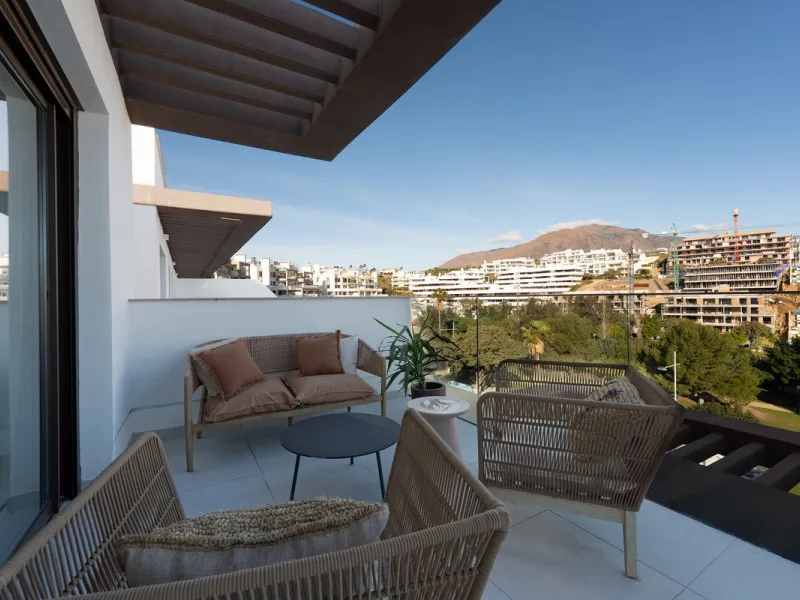 Discover this magnificent newly built apartment, located in the prestigious Las Mesas area of Estepona. Designed to combine comfort, modernity, and a privileged lifestyle, this property is ideal for those looking to enjoy the best of Estepona and the Cost