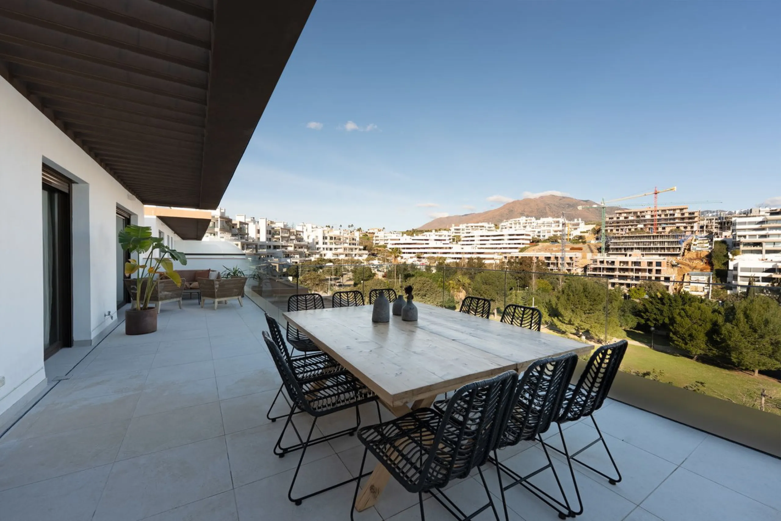 Discover this magnificent newly built apartment, located in the prestigious Las Mesas area of Estepona. Designed to combine comfort, modernity, and a privileged lifestyle, this property is ideal for those looking to enjoy the best of Estepona and the Cost