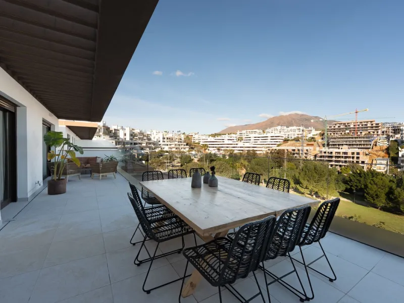 Discover this magnificent newly built apartment, located in the prestigious Las Mesas area of Estepona. Designed to combine comfort, modernity, and a privileged lifestyle, this property is ideal for those looking to enjoy the best of Estepona and the Cost