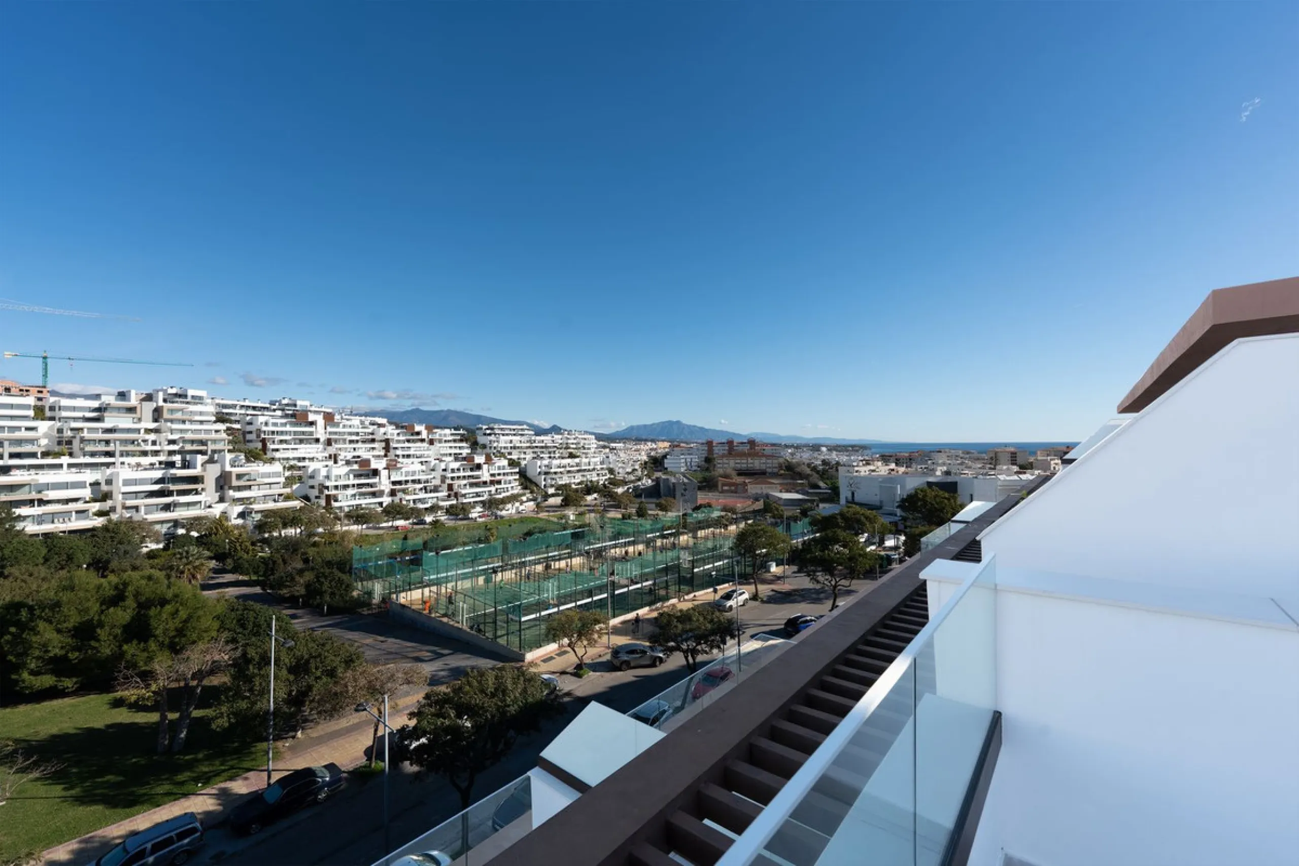 Discover this magnificent newly built apartment, located in the prestigious Las Mesas area of Estepona. Designed to combine comfort, modernity, and a privileged lifestyle, this property is ideal for those looking to enjoy the best of Estepona and the Cost
