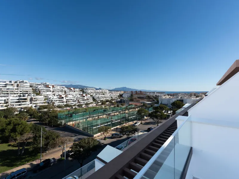 Discover this magnificent newly built apartment, located in the prestigious Las Mesas area of Estepona. Designed to combine comfort, modernity, and a privileged lifestyle, this property is ideal for those looking to enjoy the best of Estepona and the Cost