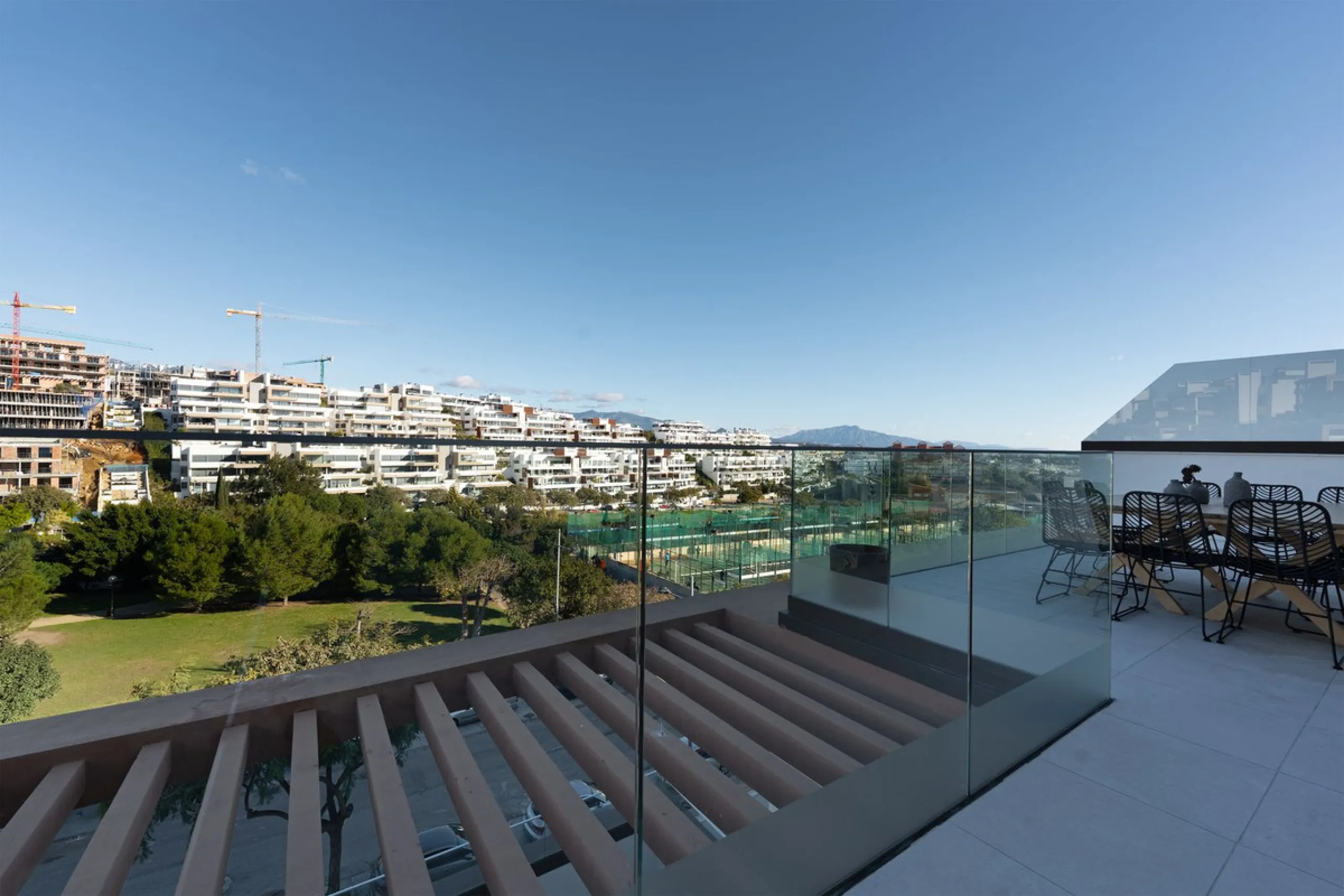 Discover this magnificent newly built apartment, located in the prestigious Las Mesas area of Estepona. Designed to combine comfort, modernity, and a privileged lifestyle, this property is ideal for those looking to enjoy the best of Estepona and the Cost