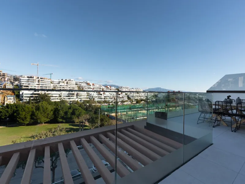 Discover this magnificent newly built apartment, located in the prestigious Las Mesas area of Estepona. Designed to combine comfort, modernity, and a privileged lifestyle, this property is ideal for those looking to enjoy the best of Estepona and the Cost