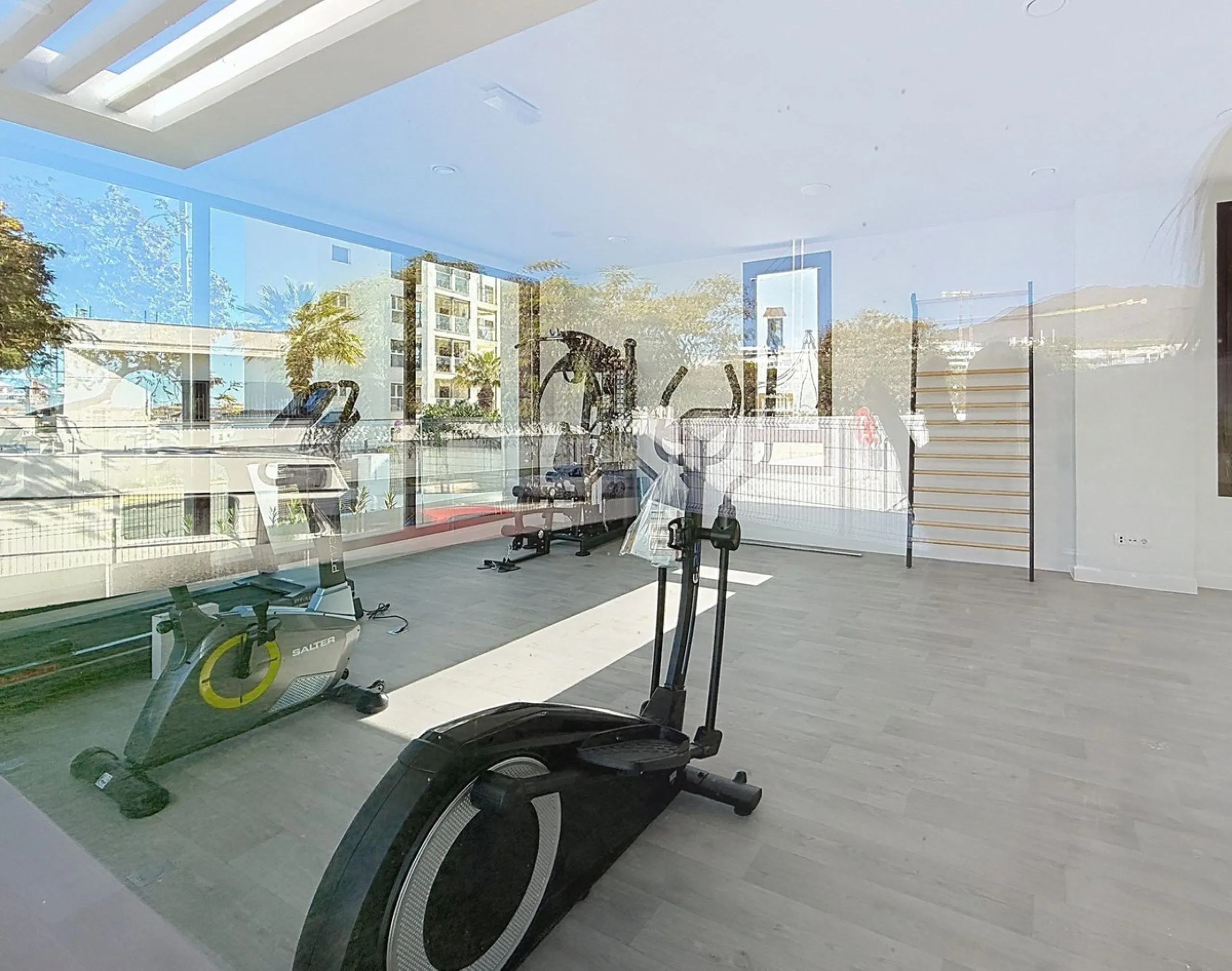 Discover this magnificent newly built apartment, located in the prestigious Las Mesas area of Estepona. Designed to combine comfort, modernity, and a privileged lifestyle, this property is ideal for those looking to enjoy the best of Estepona and the Cost