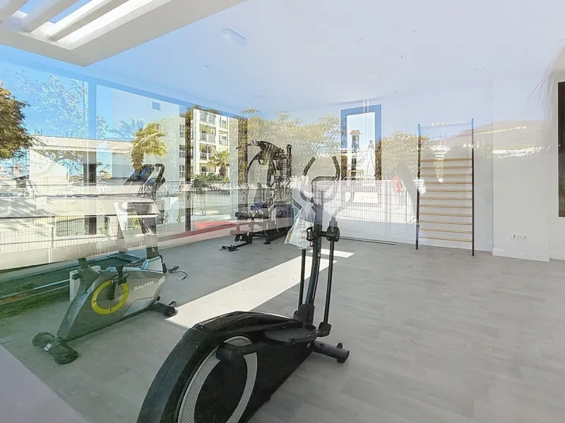 Discover this magnificent newly built apartment, located in the prestigious Las Mesas area of Estepona. Designed to combine comfort, modernity, and a privileged lifestyle, this property is ideal for those looking to enjoy the best of Estepona and the Cost