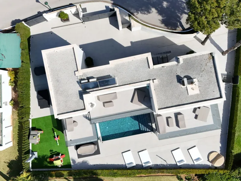 Discover your new home in the exclusive urbanisation of Los Monteros, Marbella! This stunning luxury villa redefines the concept of elegance and comfort, offering an unrivalled lifestyle in one of the most sought-after areas of the Costa del Sol.