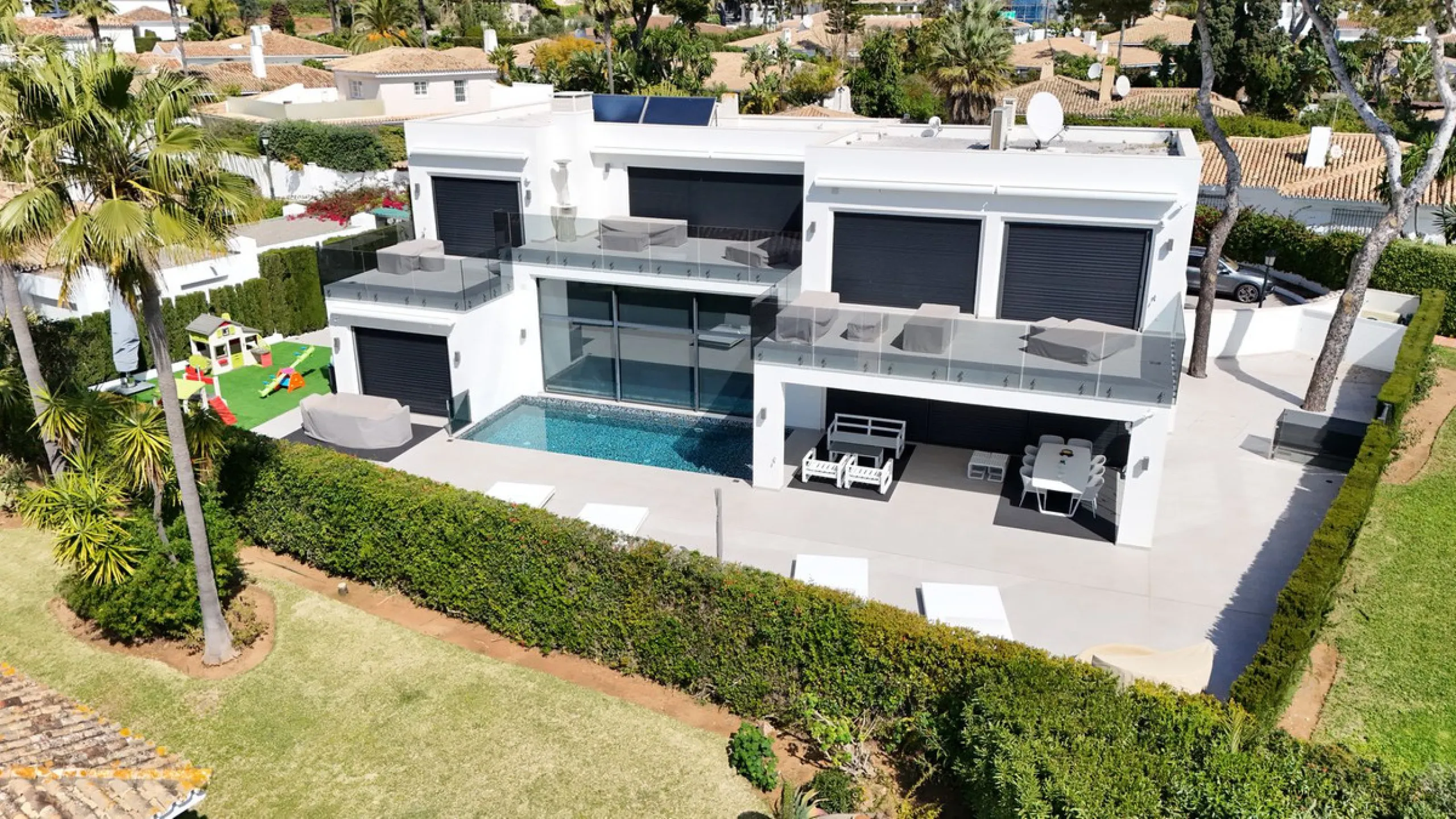 House - Detached Villa в продаже в Marbella, Málaga. В доме 4 спален и 5 ванных комнат. Площадь дома 400 м². Площадь участка 800 м²