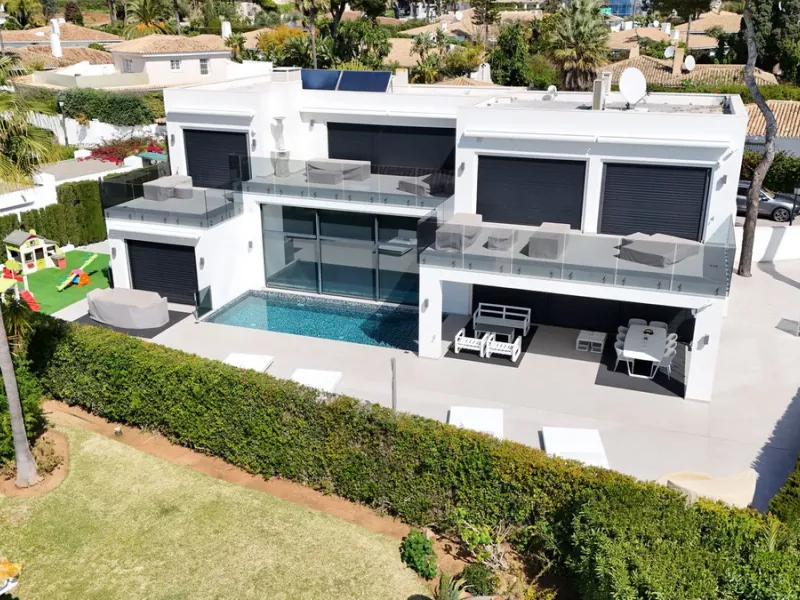 House - Detached Villa в продаже в Marbella, Málaga. В доме 4 спален и 5 ванных комнат. Площадь дома 400 м². Площадь участка 800 м²