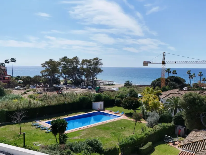 House - Detached Villa в продаже в Marbella, Málaga. В доме 4 спален и 5 ванных комнат. Площадь дома 400 м². Площадь участка 800 м²