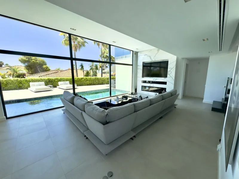 House - Detached Villa в продаже в Marbella, Málaga. В доме 4 спален и 5 ванных комнат. Площадь дома 400 м². Площадь участка 800 м²