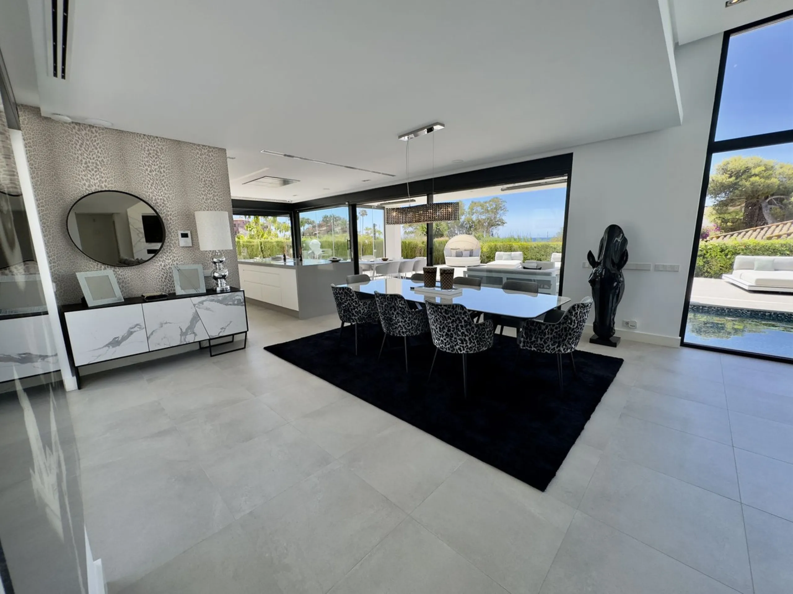 House - Detached Villa в продаже в Marbella, Málaga. В доме 4 спален и 5 ванных комнат. Площадь дома 400 м². Площадь участка 800 м²