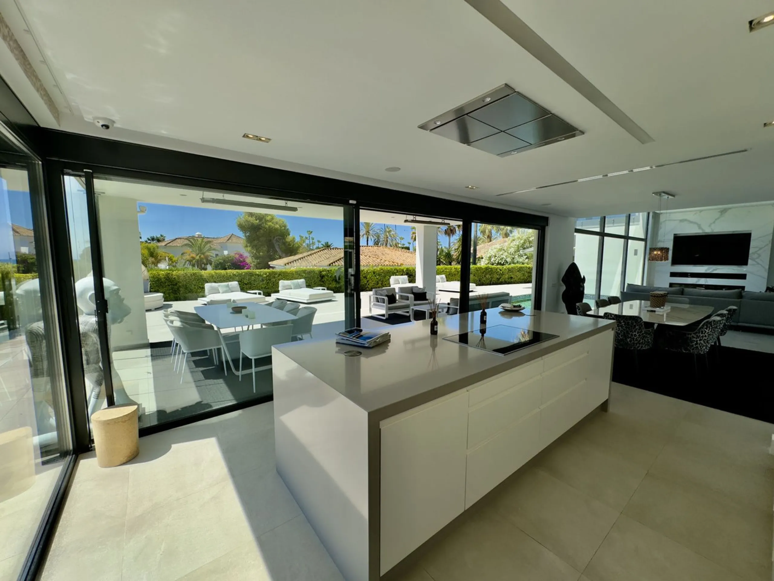 House - Detached Villa в продаже в Marbella, Málaga. В доме 4 спален и 5 ванных комнат. Площадь дома 400 м². Площадь участка 800 м²