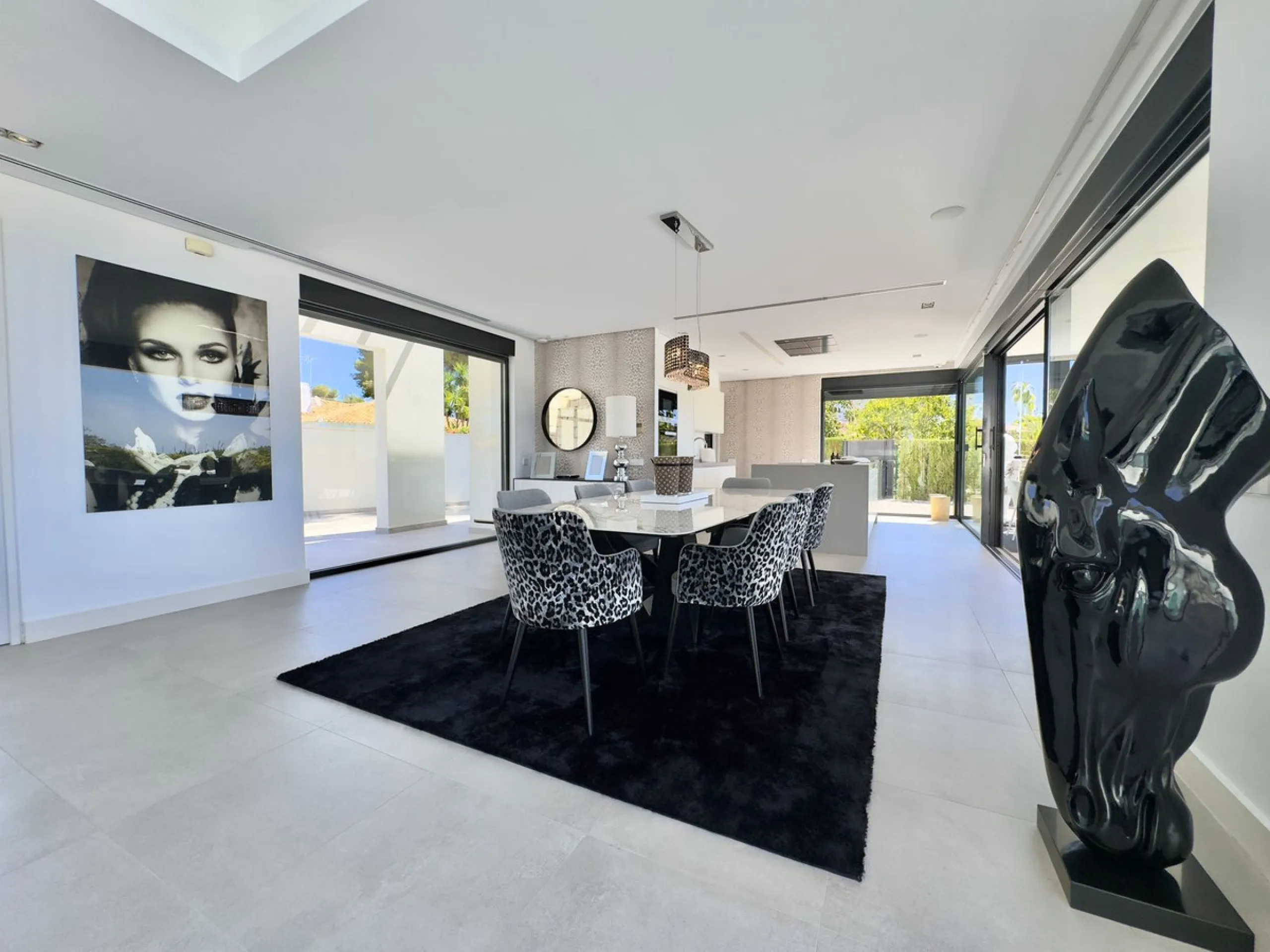 House - Detached Villa в продаже в Marbella, Málaga. В доме 4 спален и 5 ванных комнат. Площадь дома 400 м². Площадь участка 800 м²