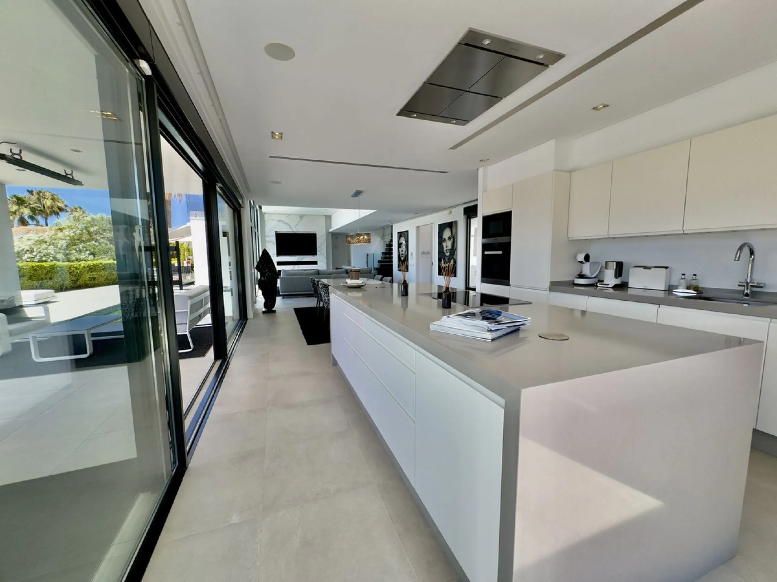 House - Detached Villa в продаже в Marbella, Málaga. В доме 4 спален и 5 ванных комнат. Площадь дома 400 м². Площадь участка 800 м²
