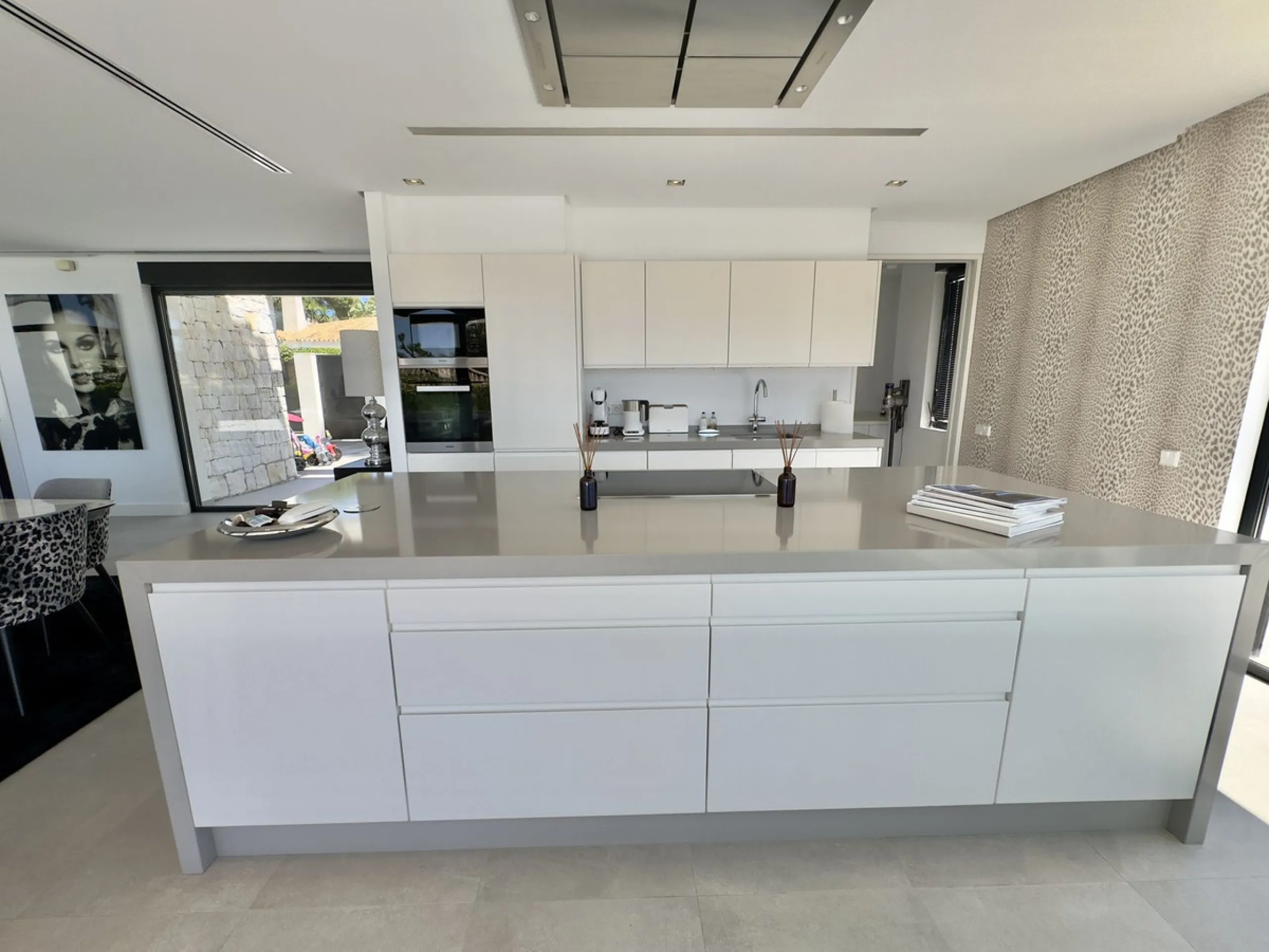 House - Detached Villa в продаже в Marbella, Málaga. В доме 4 спален и 5 ванных комнат. Площадь дома 400 м². Площадь участка 800 м²