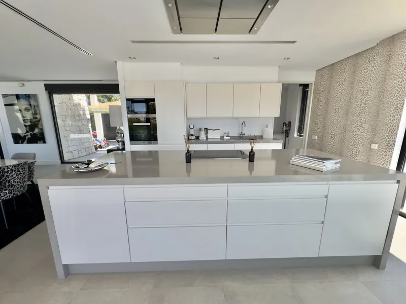 House - Detached Villa в продаже в Marbella, Málaga. В доме 4 спален и 5 ванных комнат. Площадь дома 400 м². Площадь участка 800 м²