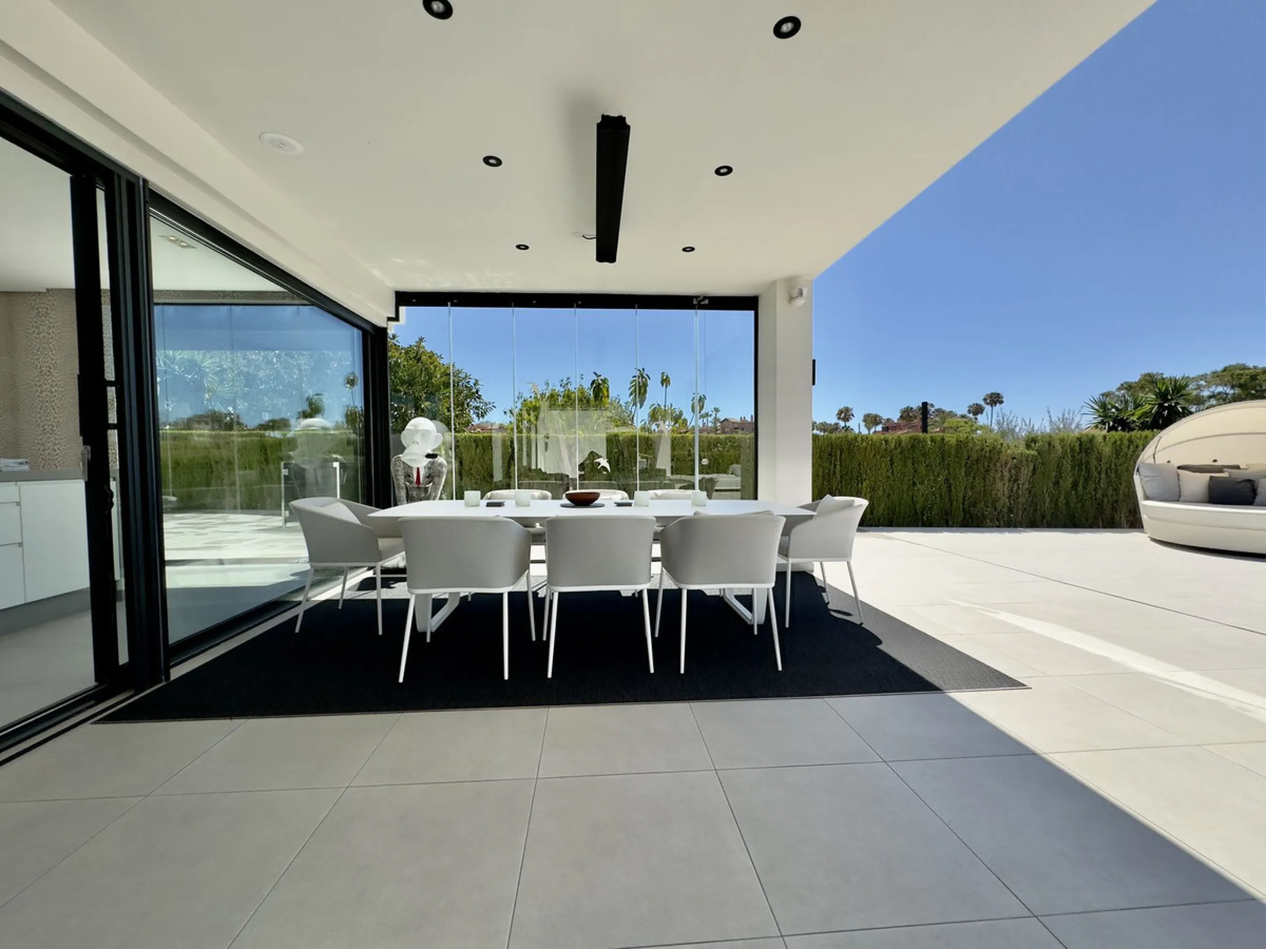 House - Detached Villa в продаже в Marbella, Málaga. В доме 4 спален и 5 ванных комнат. Площадь дома 400 м². Площадь участка 800 м²