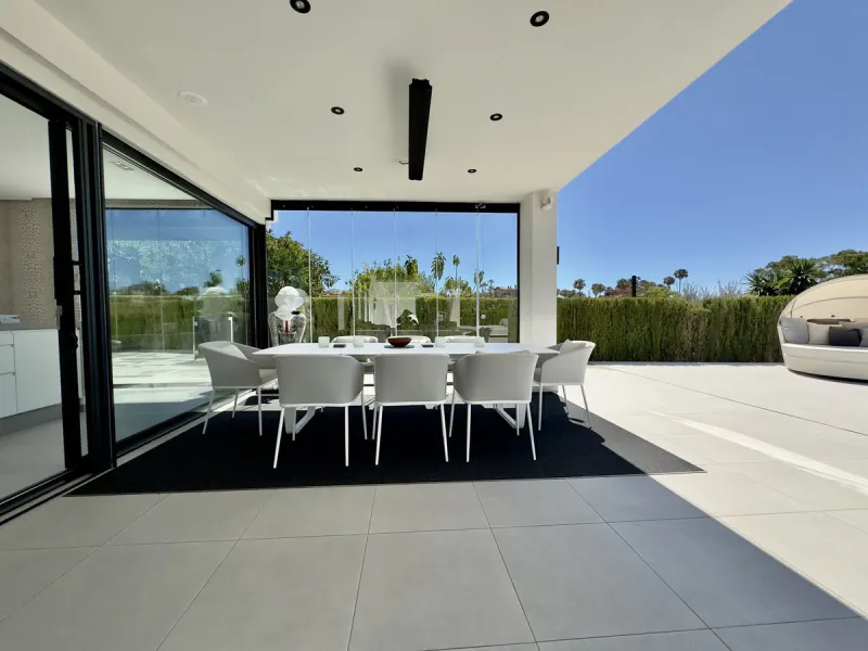 House - Detached Villa в продаже в Marbella, Málaga. В доме 4 спален и 5 ванных комнат. Площадь дома 400 м². Площадь участка 800 м²