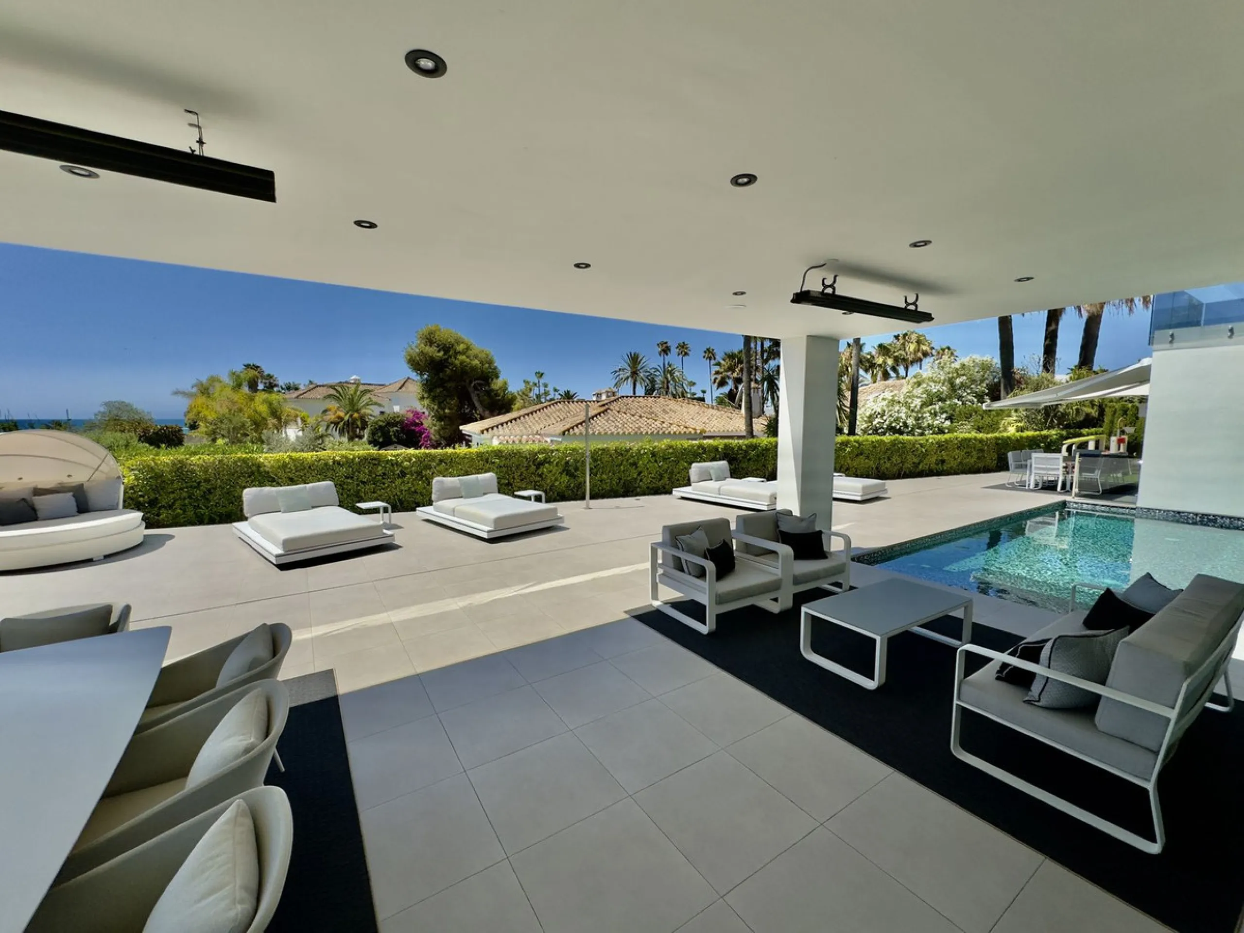House - Detached Villa в продаже в Marbella, Málaga. В доме 4 спален и 5 ванных комнат. Площадь дома 400 м². Площадь участка 800 м²