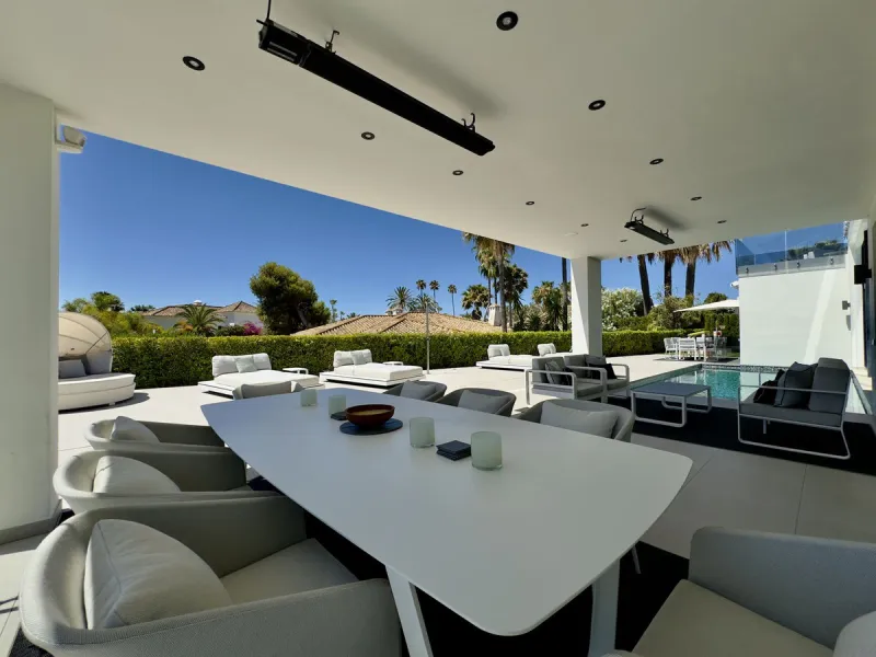 House - Detached Villa в продаже в Marbella, Málaga. В доме 4 спален и 5 ванных комнат. Площадь дома 400 м². Площадь участка 800 м²