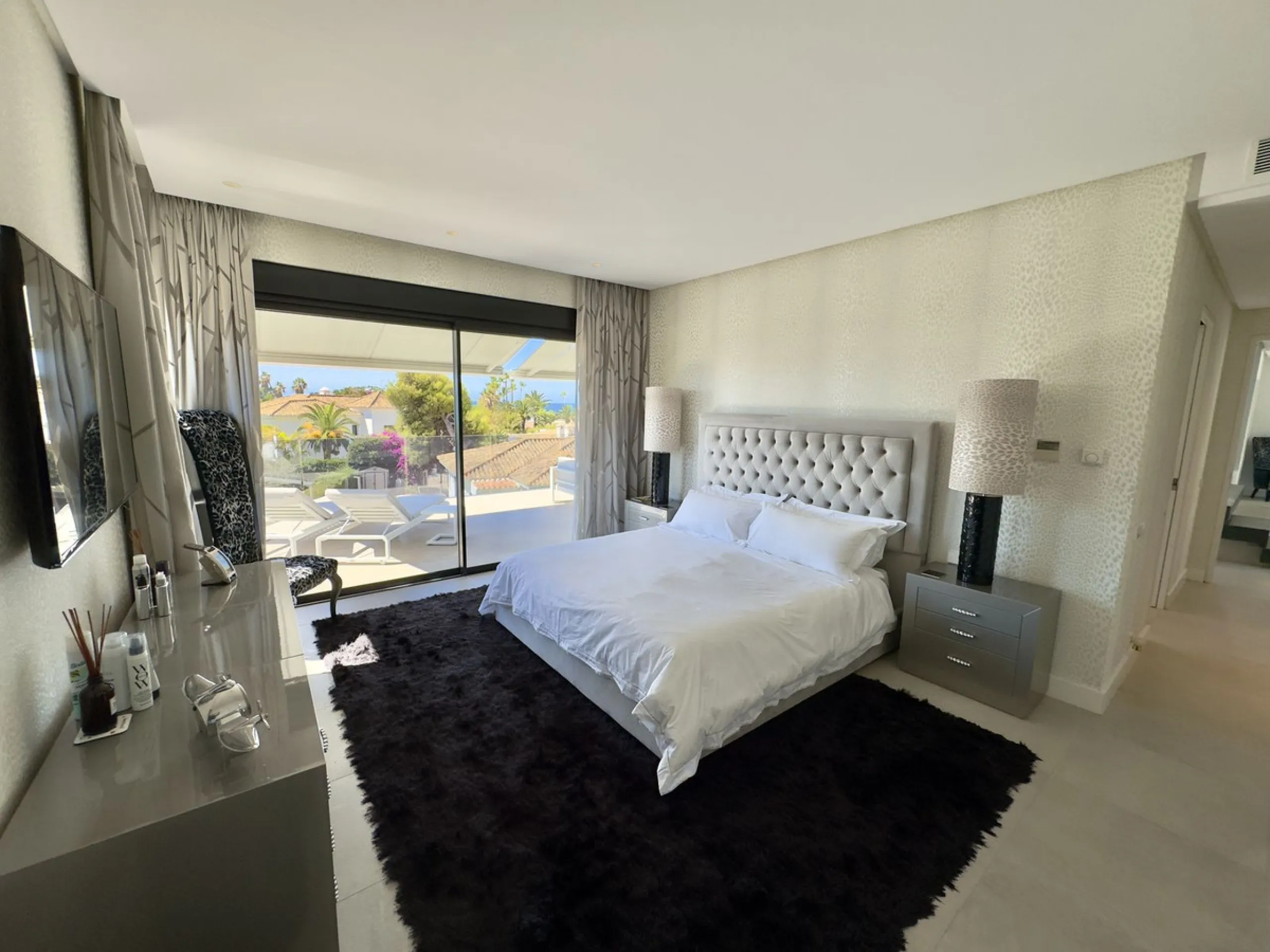 House - Detached Villa в продаже в Marbella, Málaga. В доме 4 спален и 5 ванных комнат. Площадь дома 400 м². Площадь участка 800 м²