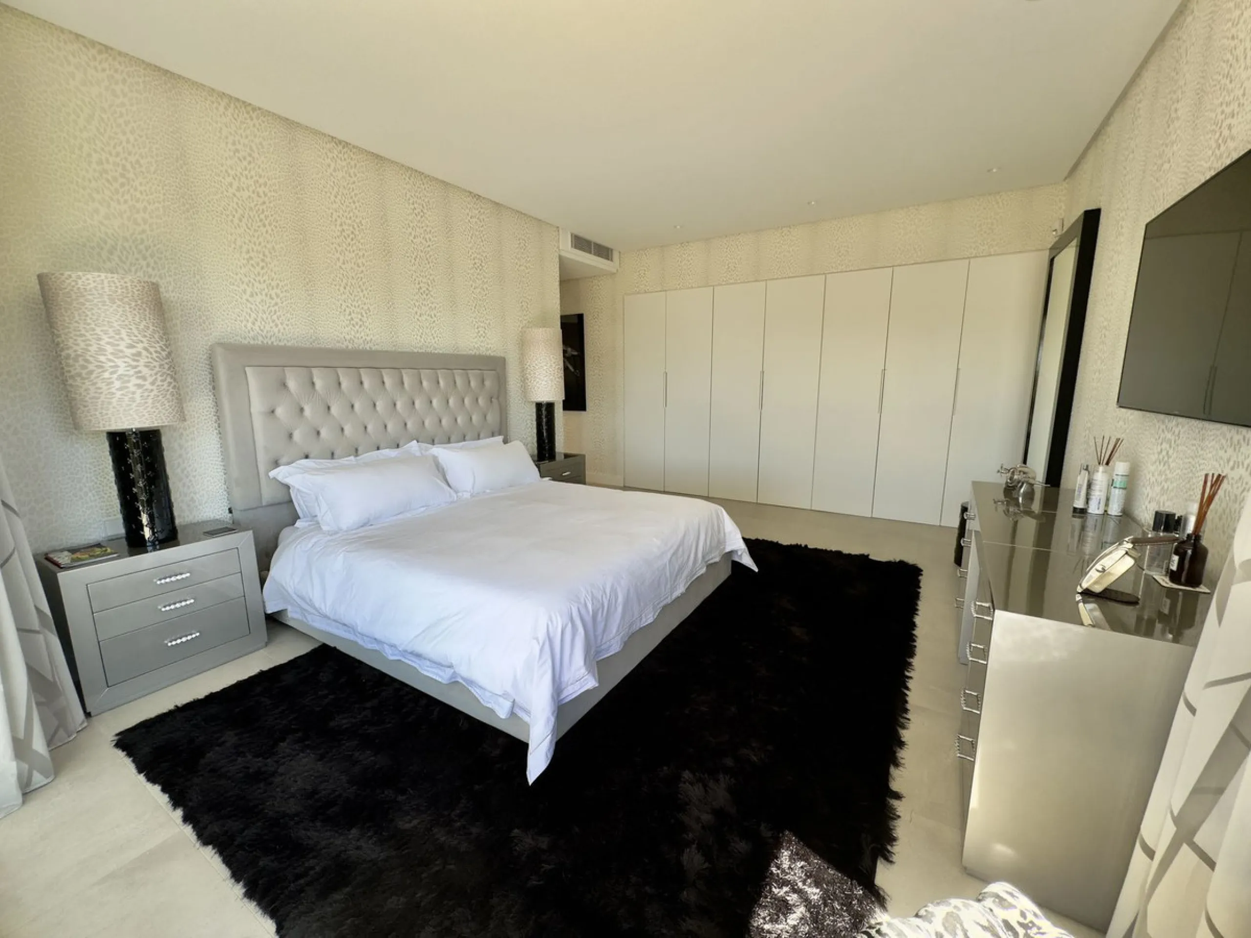 House - Detached Villa в продаже в Marbella, Málaga. В доме 4 спален и 5 ванных комнат. Площадь дома 400 м². Площадь участка 800 м²