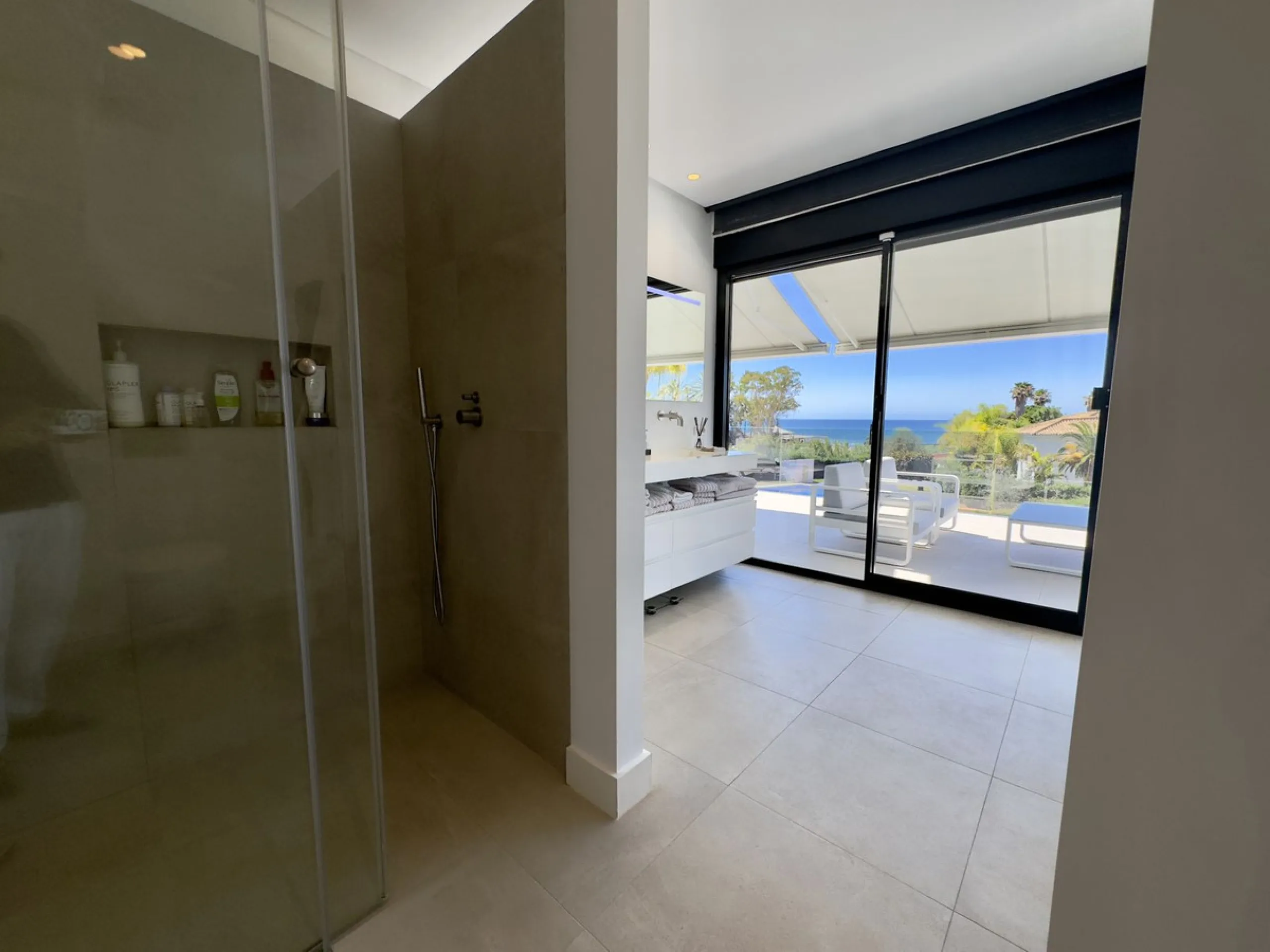 House - Detached Villa в продаже в Marbella, Málaga. В доме 4 спален и 5 ванных комнат. Площадь дома 400 м². Площадь участка 800 м²
