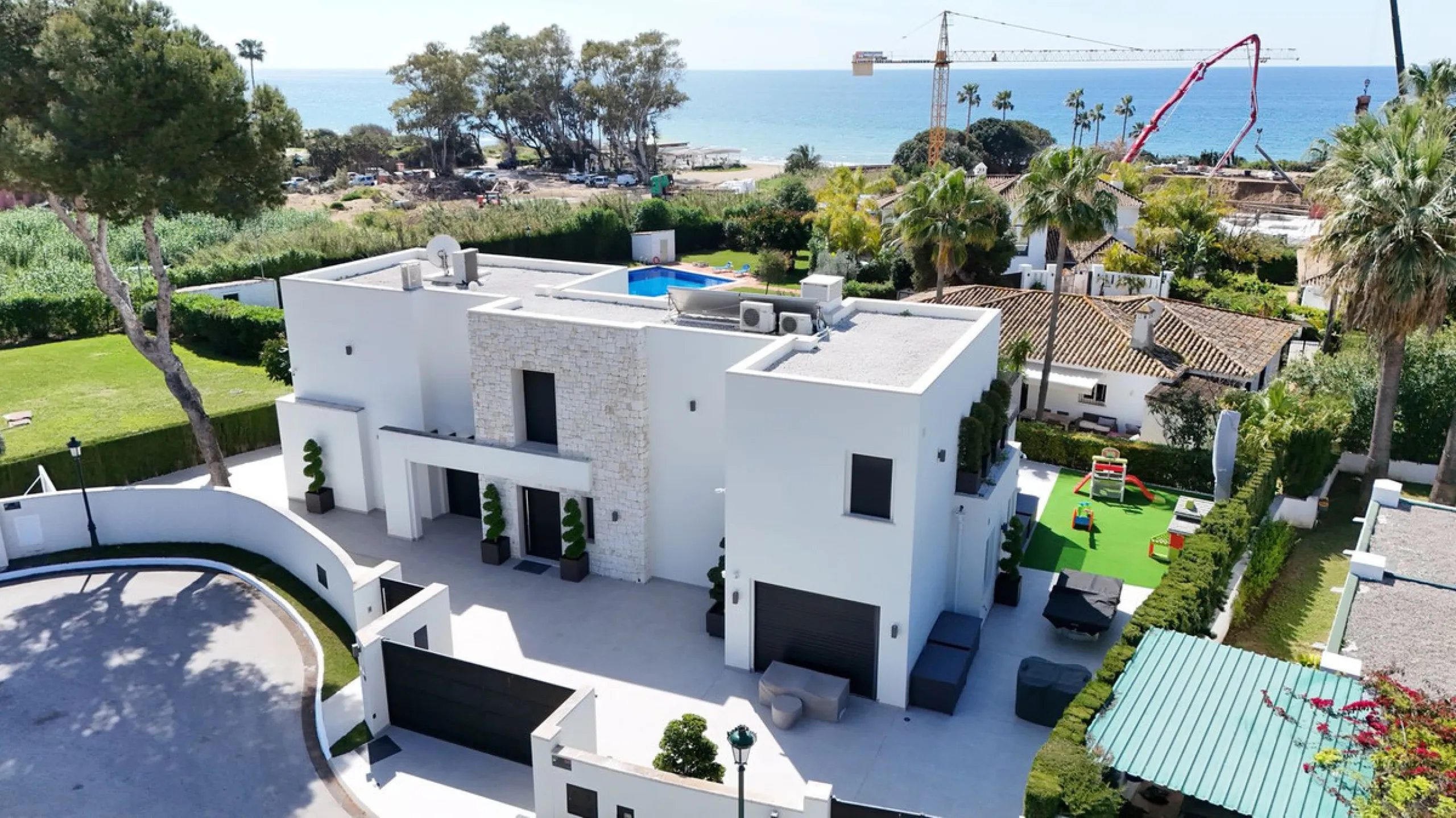 House - Detached Villa в продаже в Marbella, Málaga. В доме 4 спален и 5 ванных комнат. Площадь дома 400 м². Площадь участка 800 м²