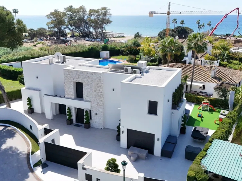 House - Detached Villa в продаже в Marbella, Málaga. В доме 4 спален и 5 ванных комнат. Площадь дома 400 м². Площадь участка 800 м²