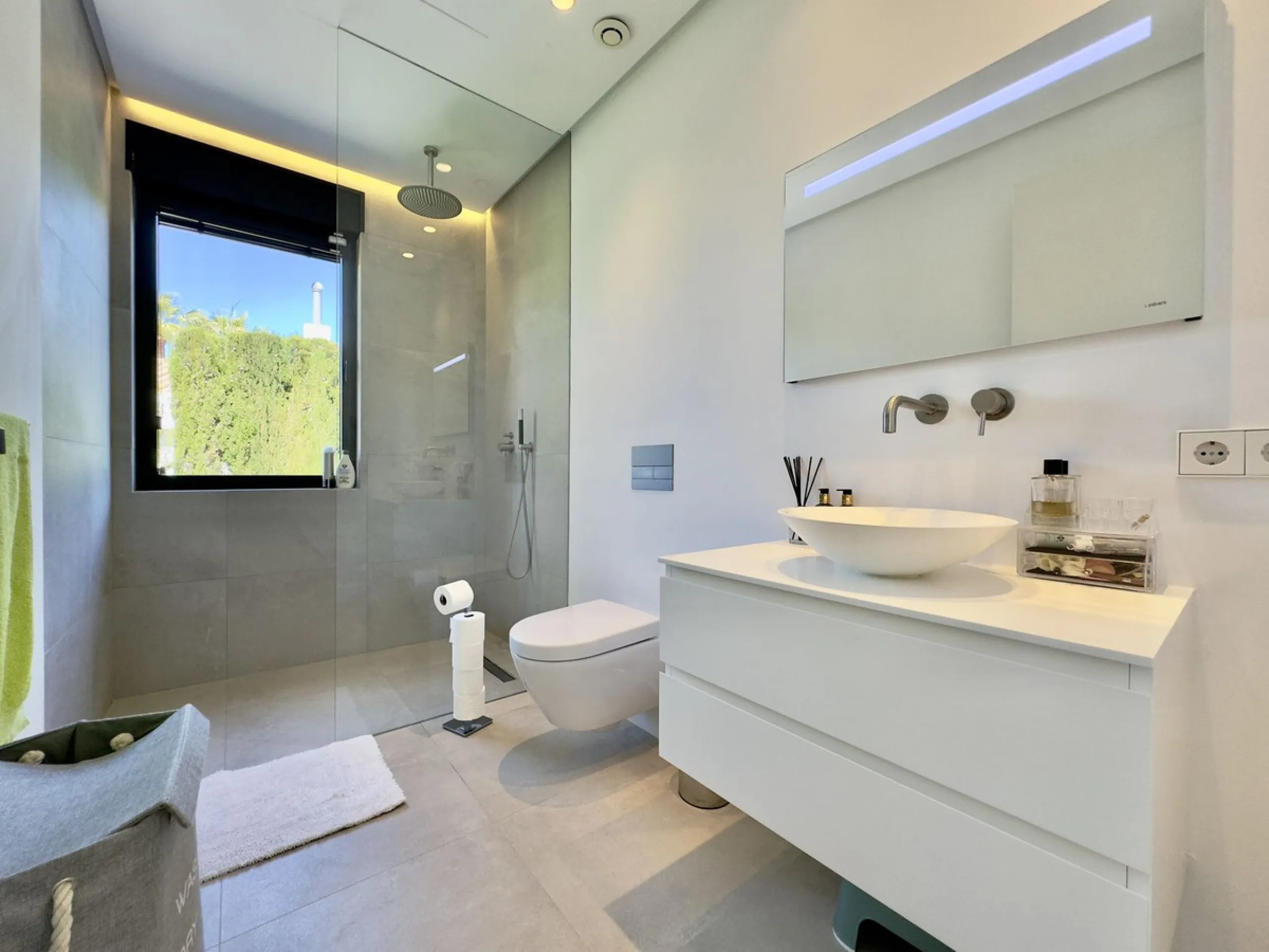 House - Detached Villa в продаже в Marbella, Málaga. В доме 4 спален и 5 ванных комнат. Площадь дома 400 м². Площадь участка 800 м²