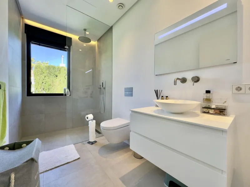 House - Detached Villa в продаже в Marbella, Málaga. В доме 4 спален и 5 ванных комнат. Площадь дома 400 м². Площадь участка 800 м²