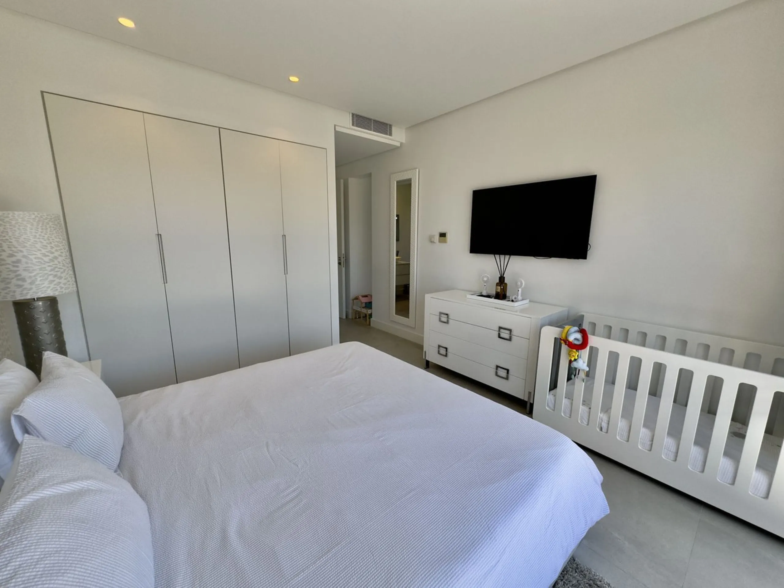 House - Detached Villa в продаже в Marbella, Málaga. В доме 4 спален и 5 ванных комнат. Площадь дома 400 м². Площадь участка 800 м²