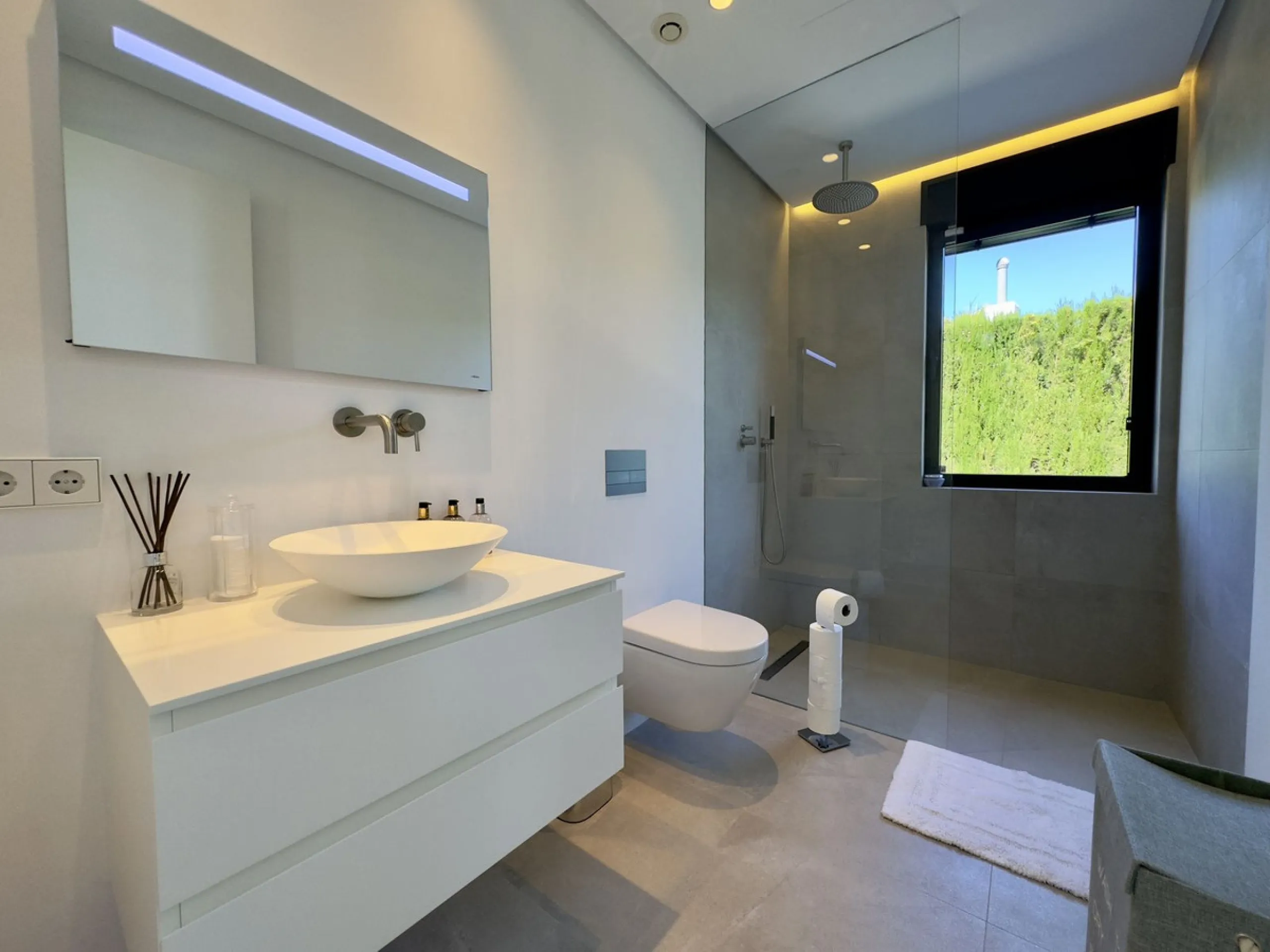 House - Detached Villa в продаже в Marbella, Málaga. В доме 4 спален и 5 ванных комнат. Площадь дома 400 м². Площадь участка 800 м²