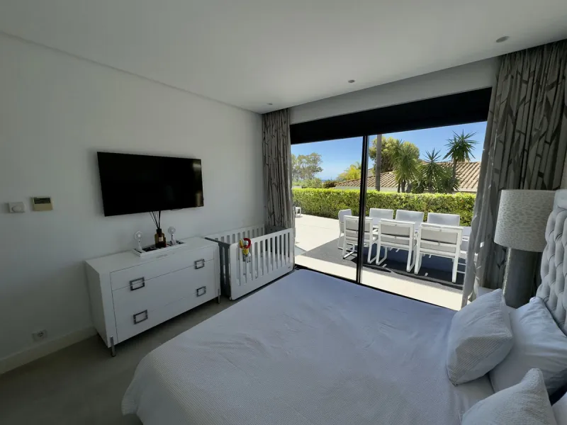 House - Detached Villa в продаже в Marbella, Málaga. В доме 4 спален и 5 ванных комнат. Площадь дома 400 м². Площадь участка 800 м²