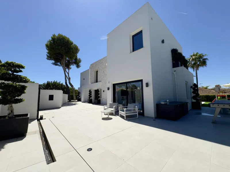 House - Detached Villa в продаже в Marbella, Málaga. В доме 4 спален и 5 ванных комнат. Площадь дома 400 м². Площадь участка 800 м²