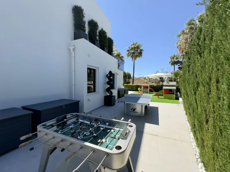 House - Detached Villa в продаже в Marbella, Málaga. В доме 4 спален и 5 ванных комнат. Площадь дома 400 м². Площадь участка 800 м²