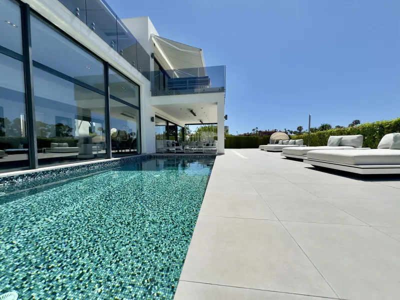 House - Detached Villa в продаже в Marbella, Málaga. В доме 4 спален и 5 ванных комнат. Площадь дома 400 м². Площадь участка 800 м²