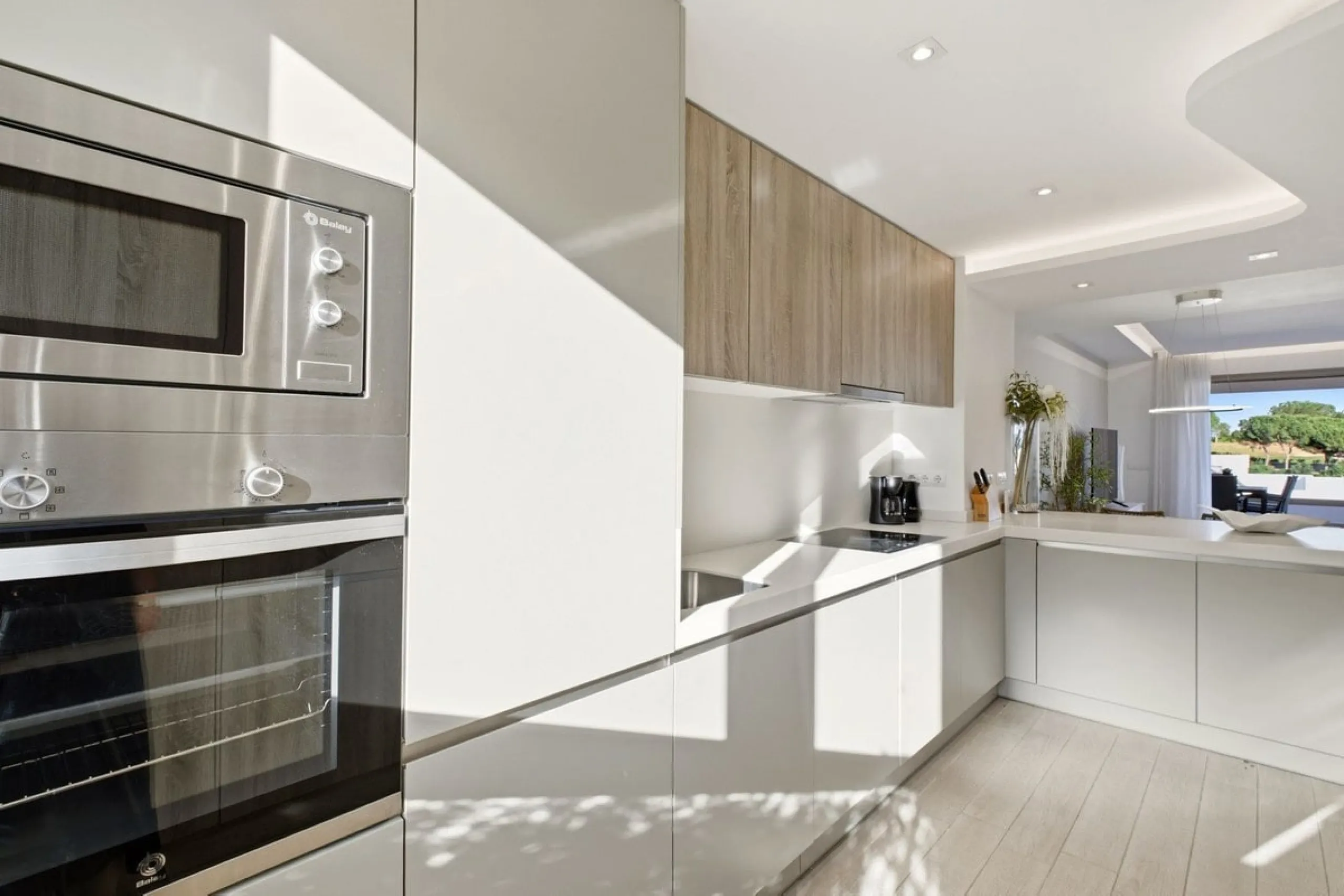 Dieses stilvolle Reihenhaus vereint Wohnraum, Natürlichkeit und modernes Design zu einem komfortablen Zuhause – ideal für den dauerhaften Wohnsitz oder als Ferienwohnung. Marmorböden und ein warmes, zeitgenössisches Ambiente zeichnen es aus