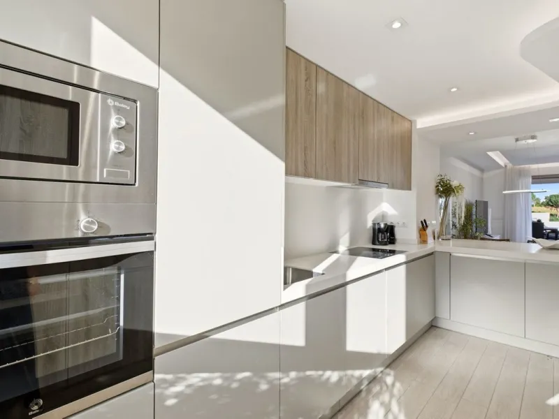 Dieses stilvolle Reihenhaus vereint Wohnraum, Natürlichkeit und modernes Design zu einem komfortablen Zuhause – ideal für den dauerhaften Wohnsitz oder als Ferienwohnung. Marmorböden und ein warmes, zeitgenössisches Ambiente zeichnen es aus