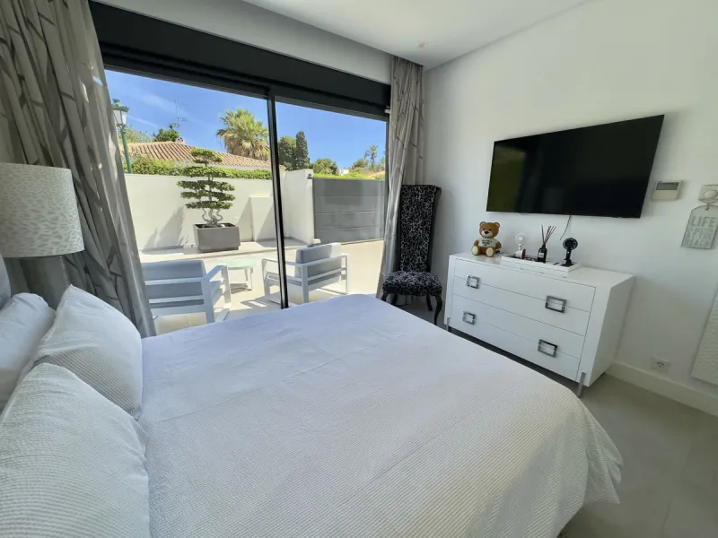 House - Detached Villa в продаже в Marbella, Málaga. В доме 4 спален и 5 ванных комнат. Площадь дома 400 м². Площадь участка 800 м²