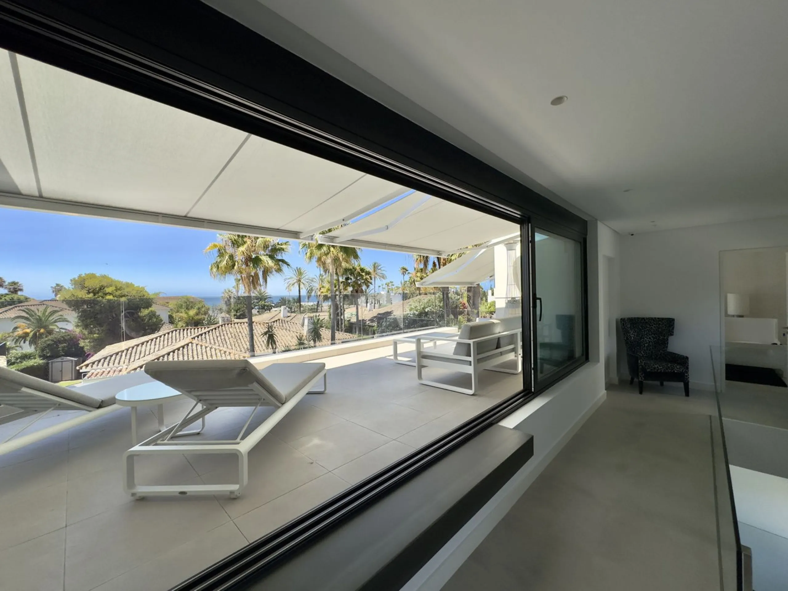 House - Detached Villa в продаже в Marbella, Málaga. В доме 4 спален и 5 ванных комнат. Площадь дома 400 м². Площадь участка 800 м²
