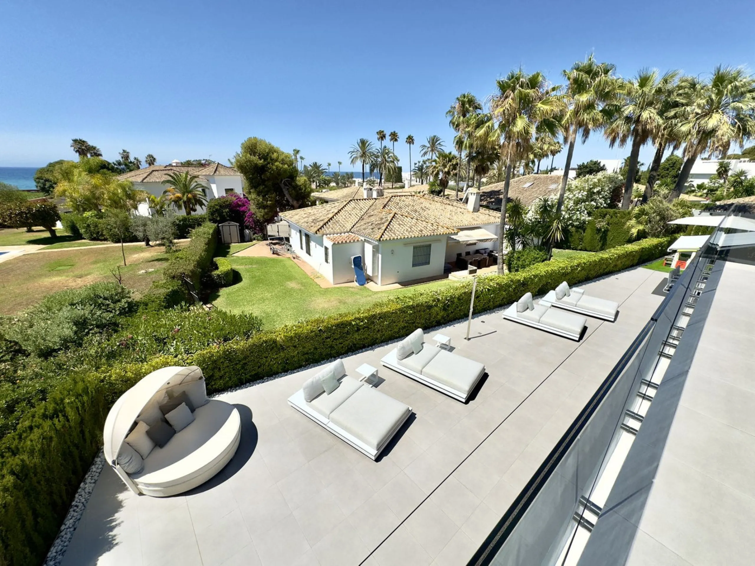 House - Detached Villa в продаже в Marbella, Málaga. В доме 4 спален и 5 ванных комнат. Площадь дома 400 м². Площадь участка 800 м²