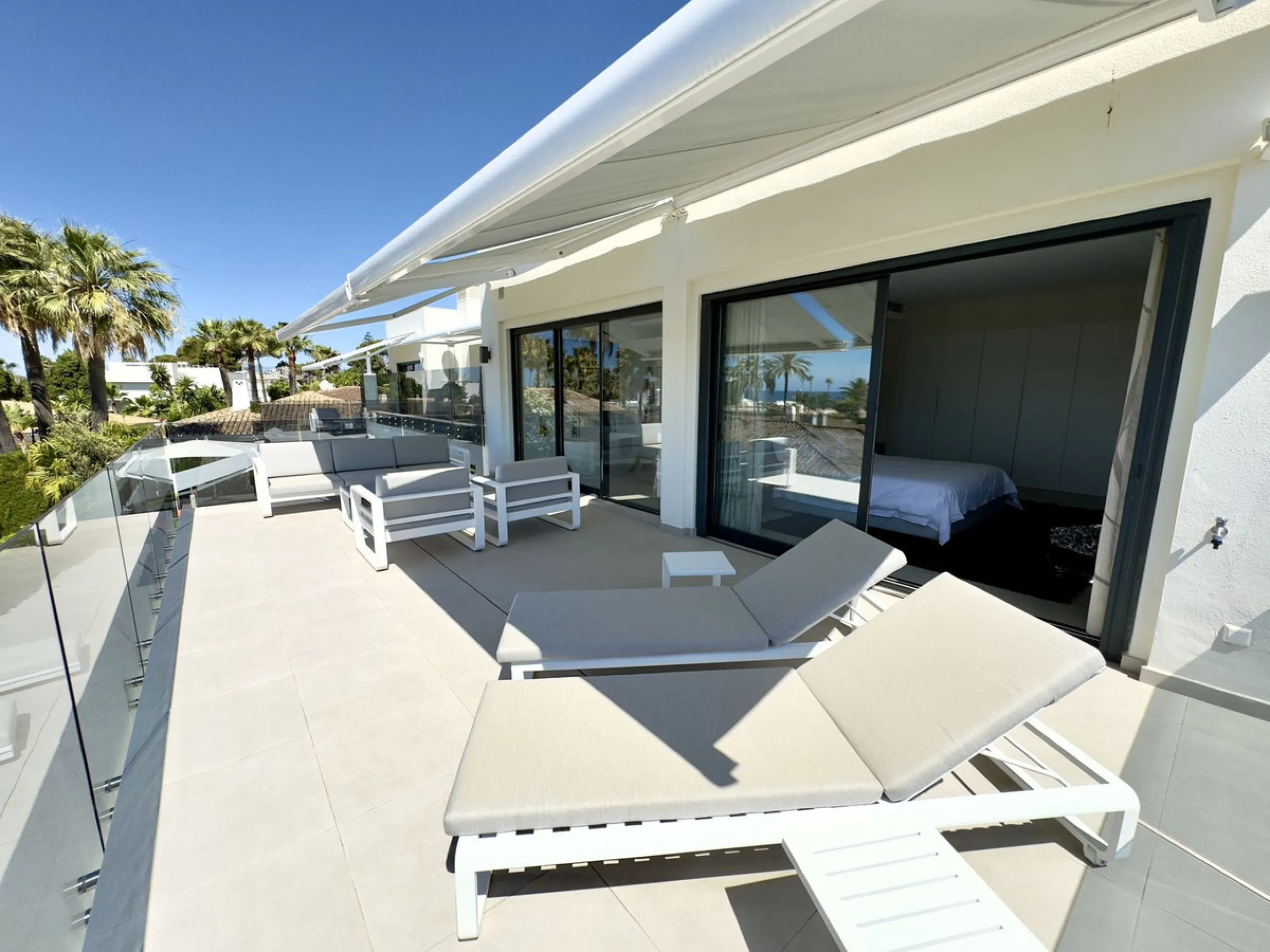 House - Detached Villa в продаже в Marbella, Málaga. В доме 4 спален и 5 ванных комнат. Площадь дома 400 м². Площадь участка 800 м²