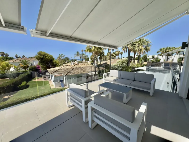 House - Detached Villa в продаже в Marbella, Málaga. В доме 4 спален и 5 ванных комнат. Площадь дома 400 м². Площадь участка 800 м²