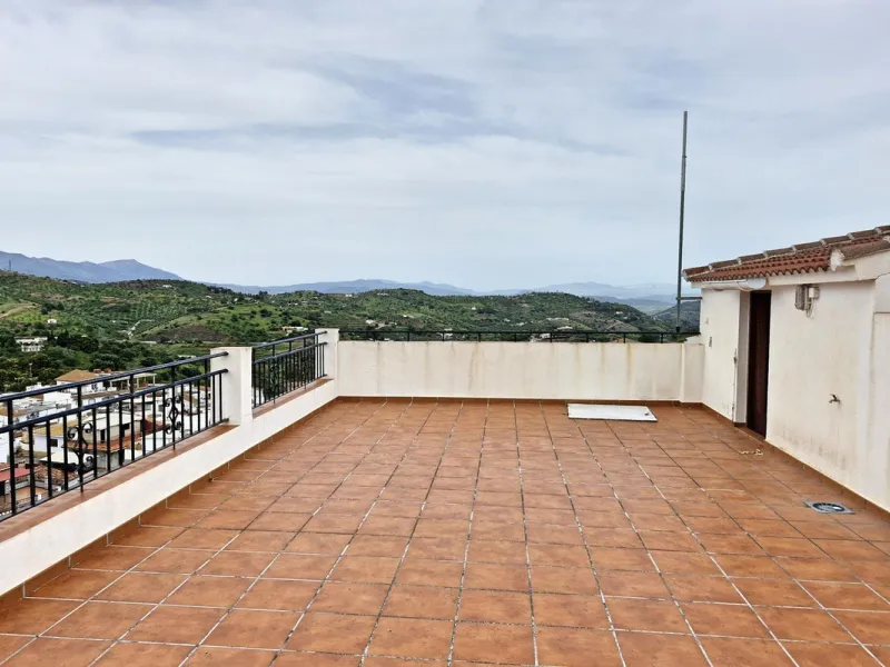 Spacious 7-Bedroom Townhouse with Garage, Garden, Wine Cellar & Panoramic Roof Terrace in Guaro Village.