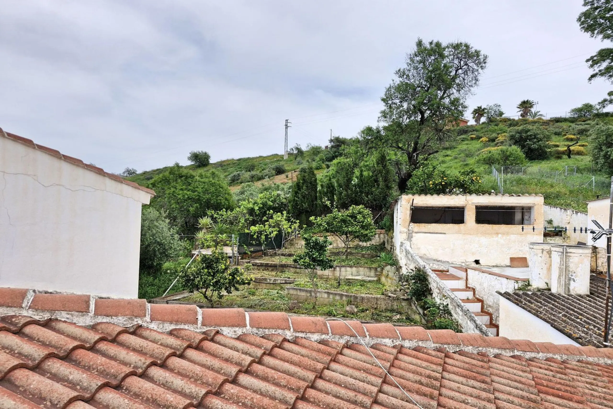 Spacious 7-Bedroom Townhouse with Garage, Garden, Wine Cellar & Panoramic Roof Terrace in Guaro Village.