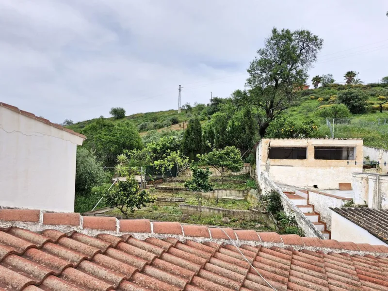 Spacious 7-Bedroom Townhouse with Garage, Garden, Wine Cellar & Panoramic Roof Terrace in Guaro Village.
